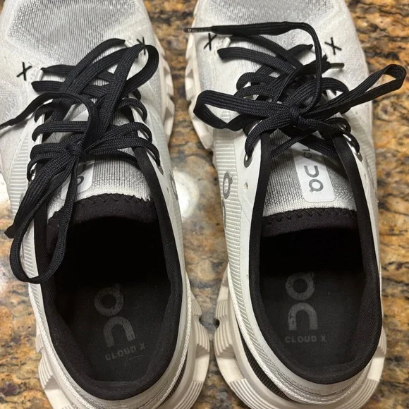 On Running women’s White and Black Athletic Shoes 8.5, great condition! - Picture 11 of 13